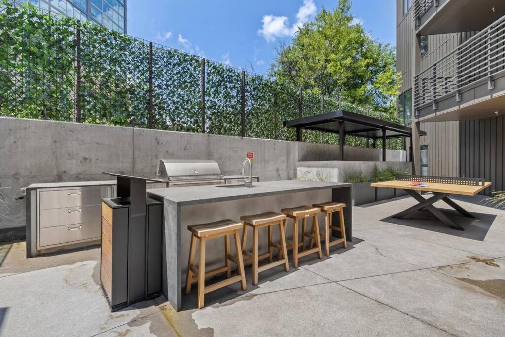 Apartamento Skyline View, Pool, Gym, Balcony'S, Walk To Bway! Nashville Exterior foto